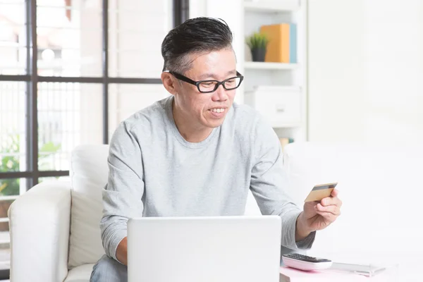 Asian man making online payment — Stok fotoğraf