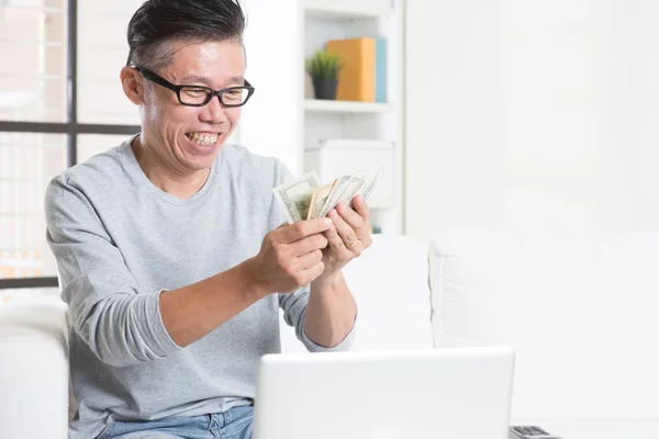 성숙한 아시아 남자 돈 계산 — 스톡 사진