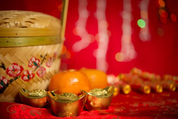 Китайские новогодние объекты на красном фоне — стоковое фото