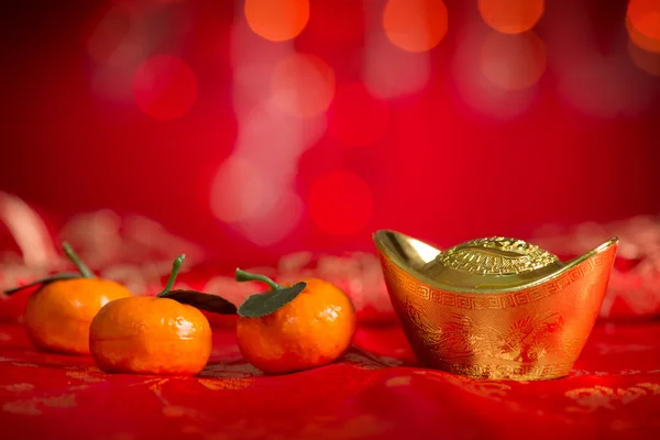 Chinese New Year decorations gold ingot and mandarin orange — 스톡 사진