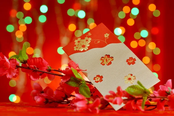 Capodanno cinese oggetti pacchetto rosso e fiore di prugna — Foto Stock