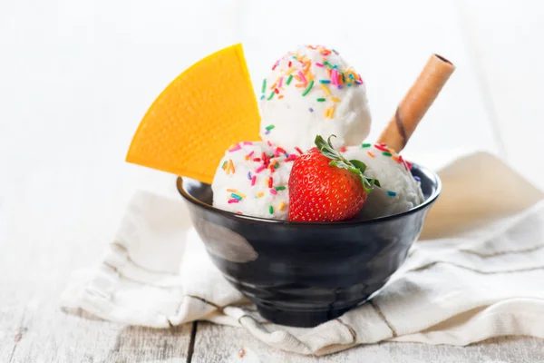 Vanilla ice cream with fruit — Stock Photo, Image