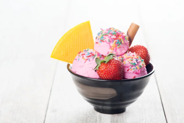 Růžový zmrzlina v misce — Stock fotografie