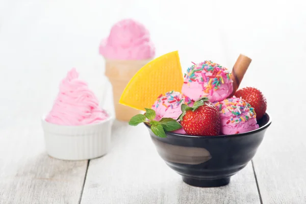 Gelado rosa com frutas de morango — Fotografia de Stock