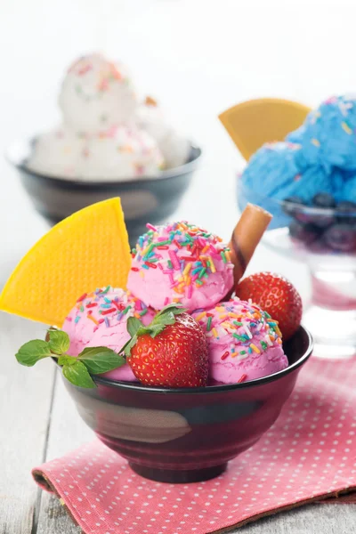Různé zmrzliny v misce — Stock fotografie