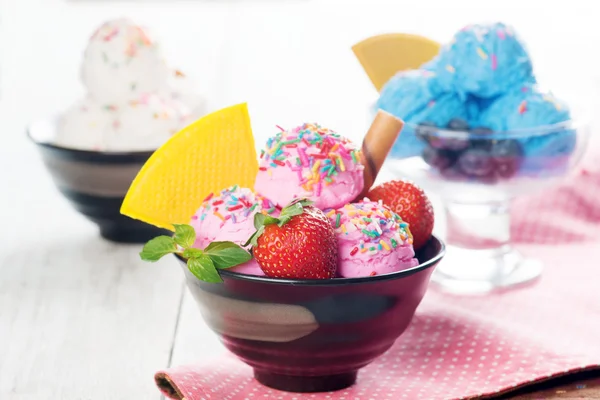 ピンク、青、白のアイス クリーム ボウル — ストック写真