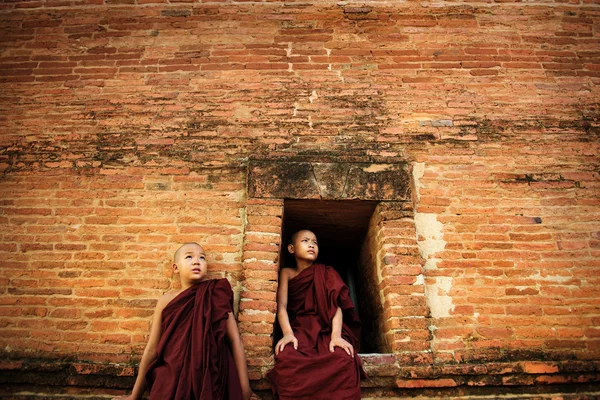 Buddhist novices outside temple — Stock Photo, Image