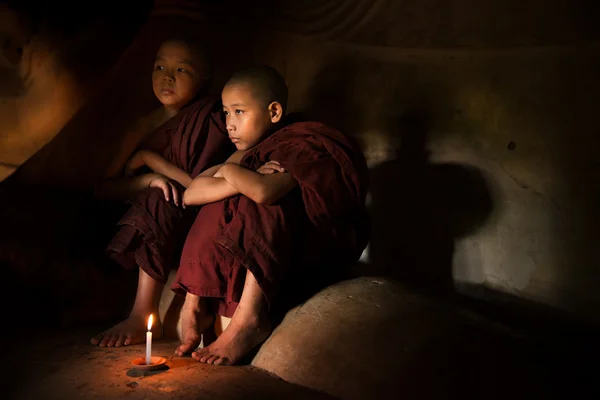 Novicios budistas dentro del templo — Foto de Stock