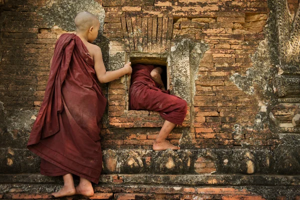 Speelse jonge beginnende monniken — Stockfoto