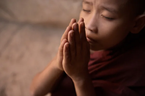 Nahaufnahme buddhistischer Novizenmönche beim Beten — Stockfoto