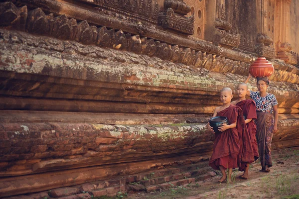 Monjes novicios budistas caminando limosnas —  Fotos de Stock