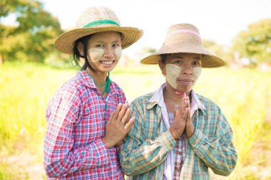 Geleneksel Myanmar kadın çiftçilerin tebrik