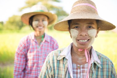 Geleneksel Myanmar kadın çiftçilerin portre