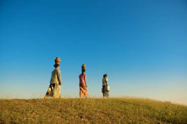Grup Asyalı Birmanya geleneksel çiftçiler eve yürüyerek