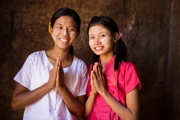 Dos chicas jóvenes de Myanmar en postura de bienvenida — Foto de Stock