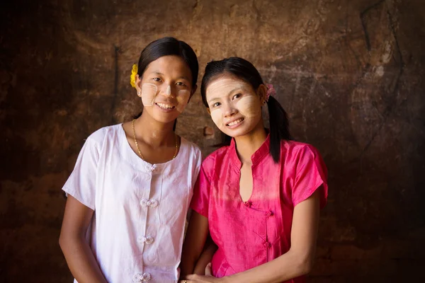 Két fiatal Mianmar női mosolyogva — Stock Fotó