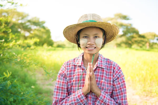 Traditional young Myanmar female farmer greeting — Stock Photo, Image