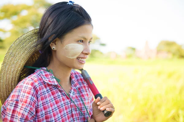 Jeune agricultrice traditionnelle asiatique Myanmar — Photo