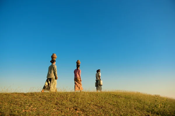 Grupo asiático Birmanês agricultores tradicionais caminhando para casa — Fotografia de Stock