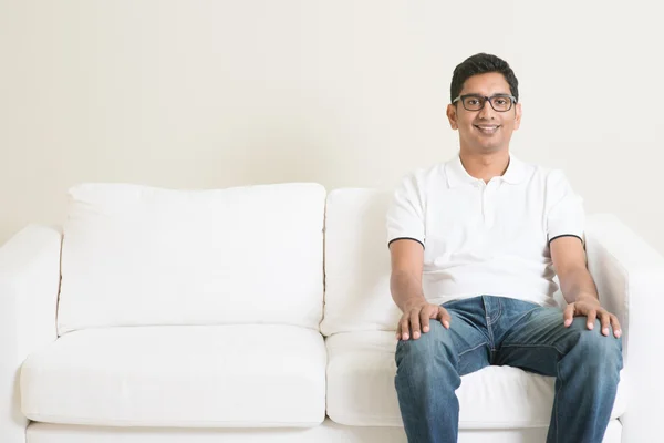 Einsamer einzelner asiatischer Mann sitzt auf Couch — Stockfoto