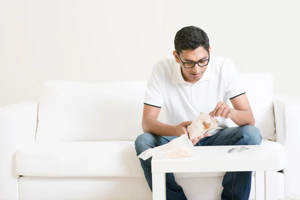 Homem solitário comendo comida sozinho em casa — Fotografia de Stock