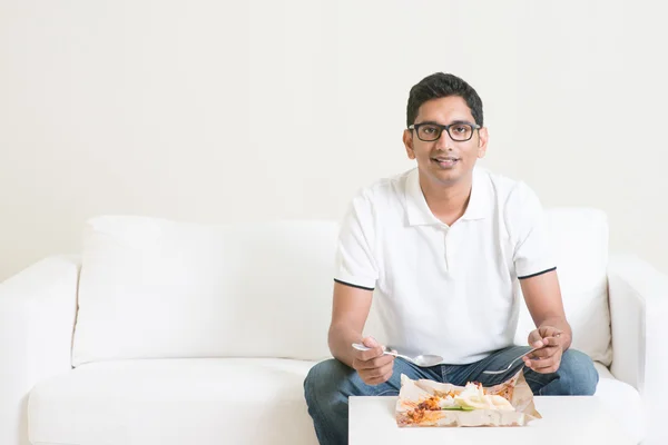 Solitario singolo uomo mangiare cibo a casa — Foto Stock