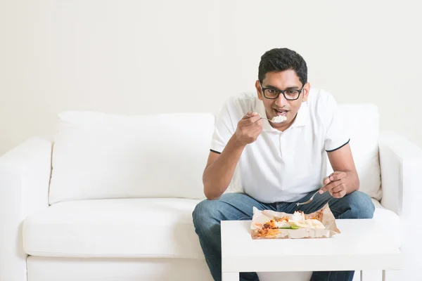 Hombre solitario comiendo comida —  Fotos de Stock