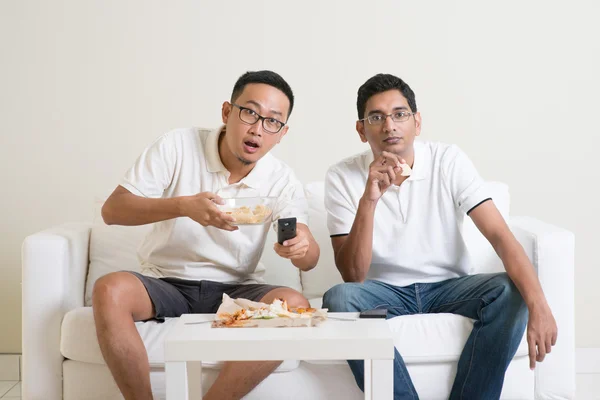 Homens amigos assistindo jogo esporte na tv juntos — Fotografia de Stock