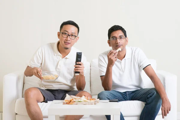 Homens assistindo jogo esporte na tv juntos — Fotografia de Stock