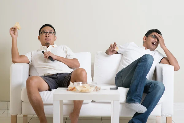 Hombres viendo deporte juego en la televisión en casa — Foto de Stock