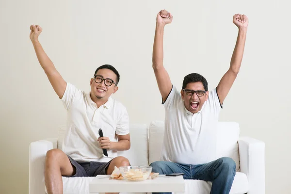Men watching football game together — Stock Photo, Image