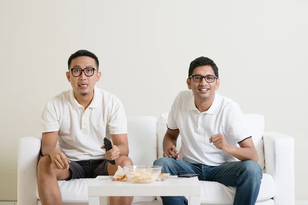 Män tittar på fotbollsmatch på tv tillsammans — Stockfoto