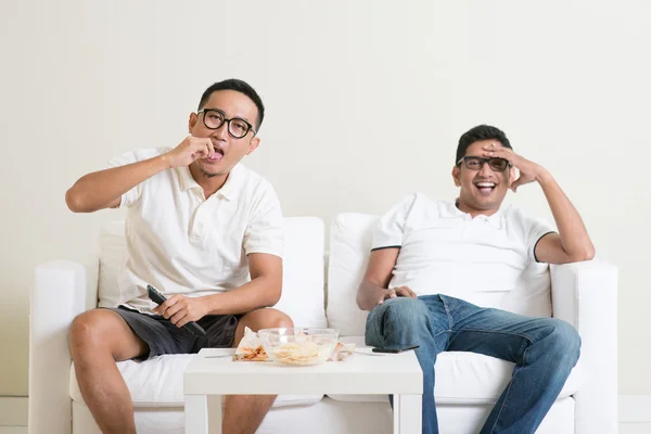 Männer, die gemeinsam fernsehen — Stockfoto