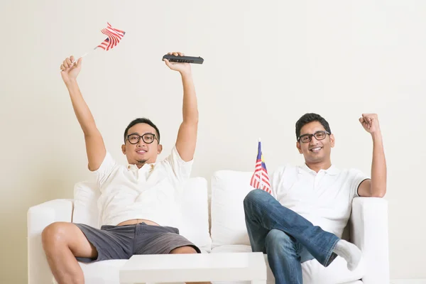 Hombres malasios viendo deportes en la televisión — Foto de Stock