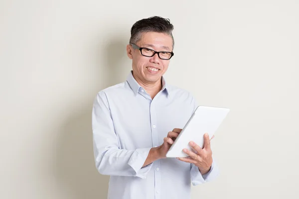 Ältere asiatische Mann mit Tablet-PC — Stockfoto