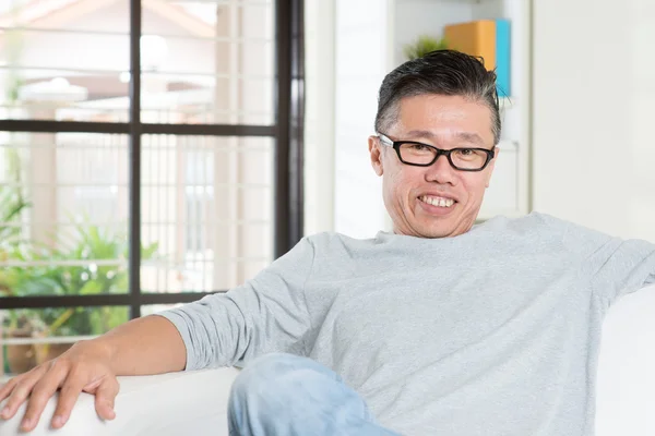 Maturo asiatico uomo seduta a casa . — Foto Stock