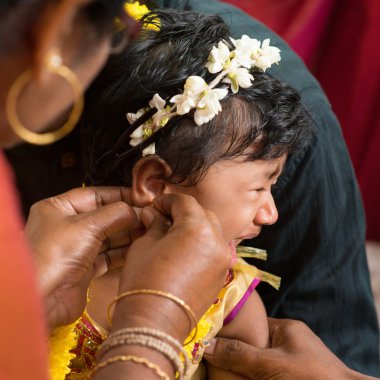 Geleneksel Hindu töreni piercing kulak sahip