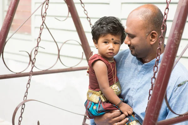Indisk far och dotter utomhus porträtt — Stockfoto