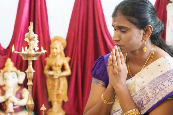 Mujer india rezando — Foto de Stock