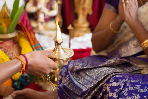 Traditionele Indiase biddende rituelen. — Stockfoto