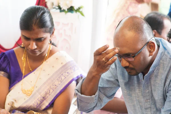 Hinduiska mannen att sätta tilak — Stockfoto