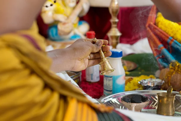 Traditionella indiska hinduer välsignelse ceremoni. — Stockfoto