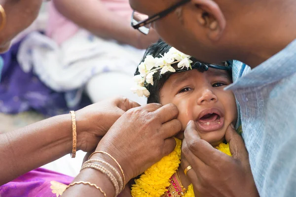 Baby flicka gråter i hinduer öronhåltagning ceremoni — Stockfoto