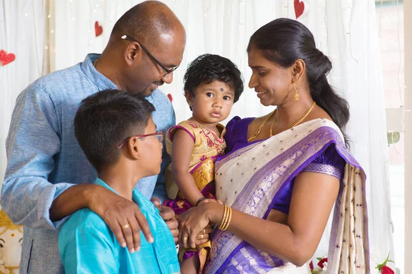 Traditionelles indisches Familienporträt. — Stockfoto