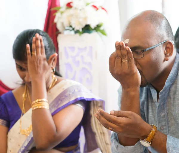 Pap érkezett az indiai emberek imák — Stock Fotó