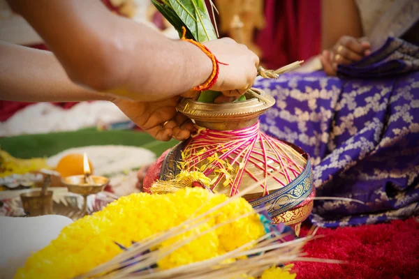 Traditionele Indische hindoe biddende items — Stockfoto