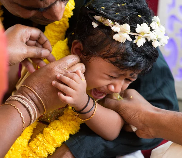 Ceremonia tradicional de piercing en el oído familiar indio — Foto de Stock