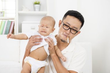 Babam sigara içen olduğunu
