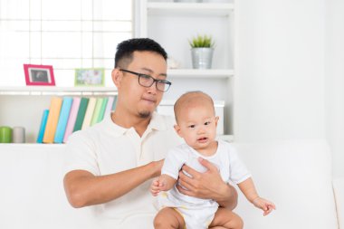 Yemekten sonra geğirme bebek baba