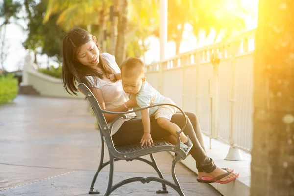 Anne ve çocuk tatil üzerinde — Stok fotoğraf